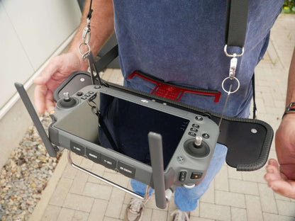 Komplett montiertes & getragenes DFS-G- Senderpult, Halsgurt & DJI RC-Plus Controller. Draufsicht