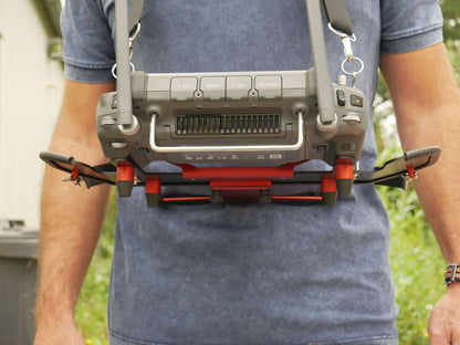 Komplett montiertes DFS-G- Senderpult mit Halsgurt & DJI RC-Plus Controller. Getragen