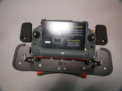 Handauflage-Pads vor Aufkleben am Senderpult des DJI RC Plus Controllers