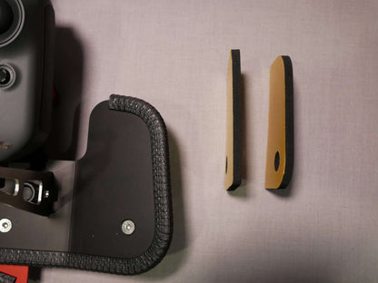 Handauflage-Pads seitlich vor Befestigung am Senderpult