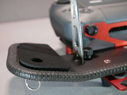 Handauflage Pad aufgeklebt am Senderpult des DJI RC/RC 2 Controllers