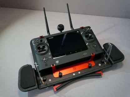 Befestigte Handauflage-Pads am Senderpult des Yuneec Controllers