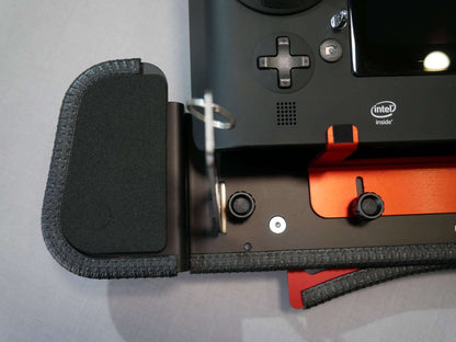 Handauflage-Pad angeklebt am Senderpult des Yuneec Controllers