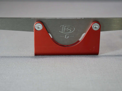 Montierter DFS-G- Stativhalter rot am Halter für Tragegurt. Nähere Vorderansicht