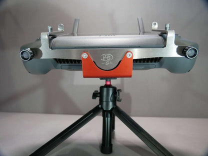 DFS-G- Stativhalter in rot am Halter für Tragegurt mit Stativ & DJI RC-Plus Controller.