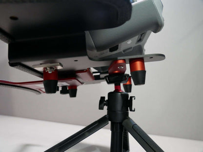 Seitenansicht montierter DFS-G- Stativhalter rot mit Stativ, Senderpult & DJI RC Controller