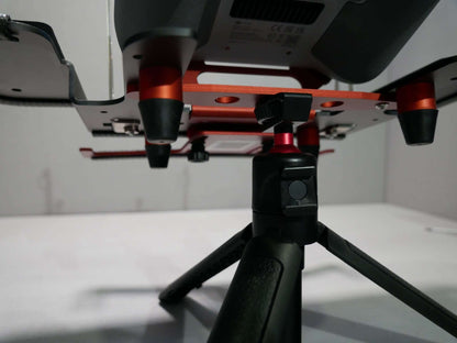 Vorderansicht montierter DFS-G-Stativhalter rot mit Stativ, DFS-G- Senderpult & DJI RC Controller