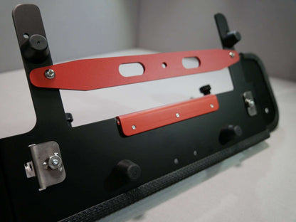 Vollständig montierter DFS-G- Stativhalter (rot) am Senderpult. Rückansicht