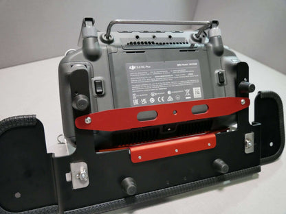 Vollständig montierter DFS-G- Stativhalter (rot) am Senderpult mit DJI RC-Plus Controller