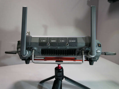 Vollständig montierter DFS-G- Stativhalter (rot) am Senderpult mit DJI RC-Plus Controller & Stativ