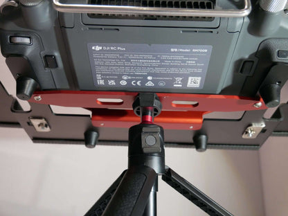Montierter DFS-G- Stativhalter (rot) am Senderpult mit DJI RC-Plus Controller & Stativ. Rückansicht
