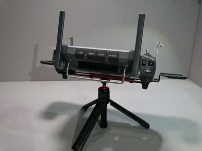 Montierter DFS-G- Stativhalter (rot) am Senderpult, DJI RC-Plus Controller & Stativ. Vorderansicht