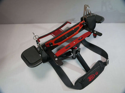 Montierter DFS-G- Stativhalter (rot) am Senderpult mit Halsgurt & Stativ. Draufsicht