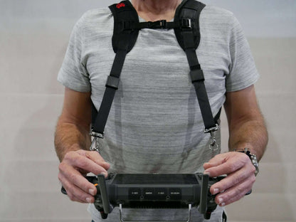 Kreuzgurt/Tragegurt getragen und angebracht an den DJI RC-Plus Controller angebracht an ein Senderpult