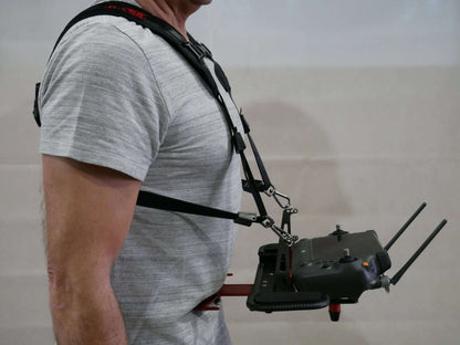 Kreuzgurt/Tragegurt getragen und angebracht an das Senderpult des DJI RC-Plus Controllers. Seitenansicht