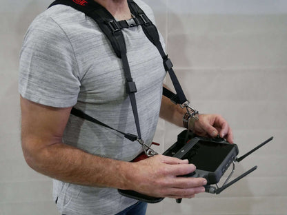 Kreuzgurt/Tragegurt getragen und angebracht an das Senderpult des DJI RC-Plus Controllers. Seitenansicht