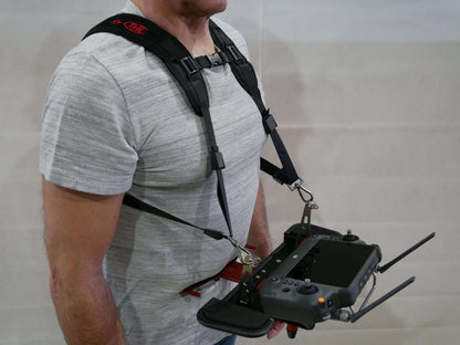 Kreuzgurt/Tragegurt getragen und angebracht an das Senderpult des DJI RC-Plus Controllers. Seitenansicht