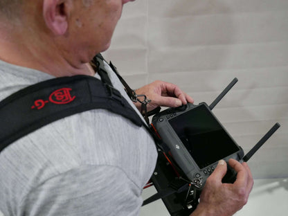 Kreuzgurt/Tragegurt getragen und angebracht an das Senderpult des DJI RC-Plus Controllers. Draufsicht