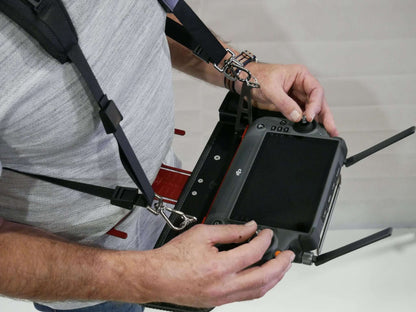 Kreuzgurt/Tragegurt getragen und angebracht an das Senderpult des DJI RC-Plus Controllers. Draufsicht