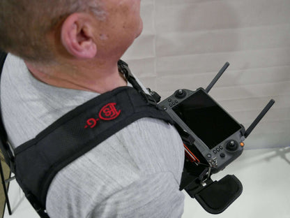 Kreuzgurt/Tragegurt getragen und angebracht an das Senderpult des DJI RC-Plus Controllers. Draufsicht