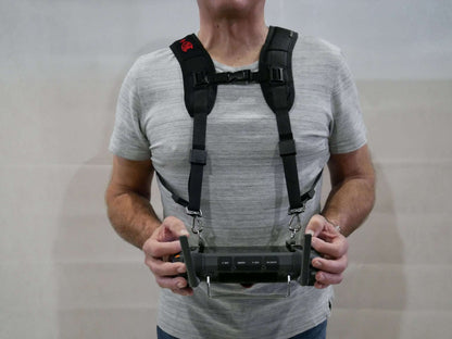 Kreuzgurt/Tragegurt getragen und angebracht an den Halter des DJI RC-Plus Controllers. Vorderansicht