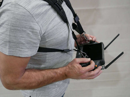 Kreuzgurt/Tragegurt getragen und angebracht an den Halter des DJI RC-Plus Controllers. Seitenansicht