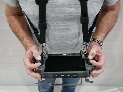 Kreuzgurt/Tragegurt getragen und angebracht an den Halter des DJI RC-Plus Controllers. Draufsicht