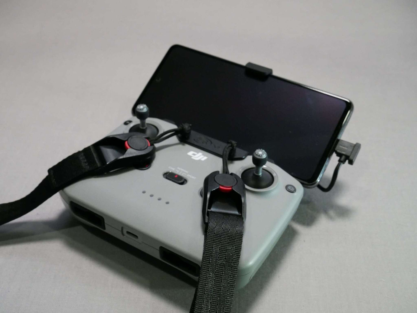 Tablethalter schwarz angebracht an DJI RC N1/ RC N2 Controller mit 6 Zoll Tablet Draufsicht