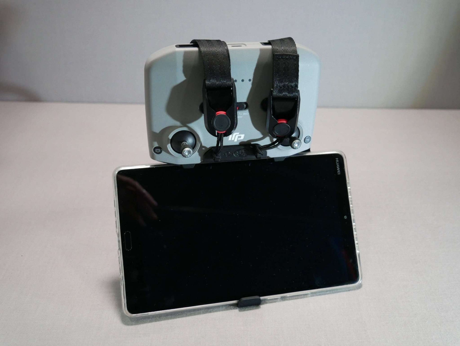 Controller mit 8 Zoll Tablet in schwarz in der Position, um Videos anzuschauen