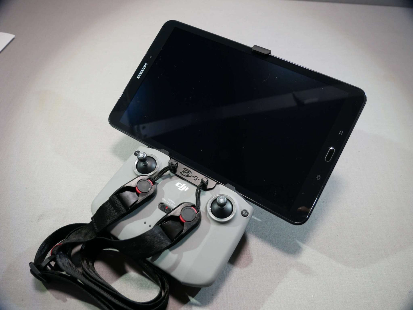 Tablethalter schwarz angebracht an DJI RC N1/ RC N2 Controller mit 10 Zoll Tablet Draufsicht