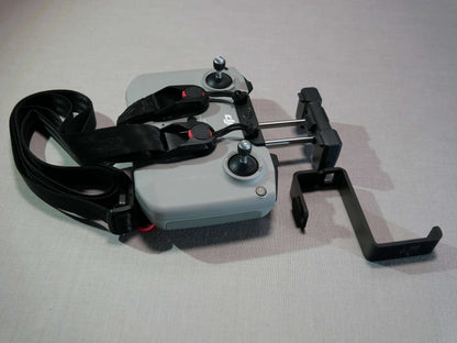 Tablethalter schwarz für DJI RC N1 / RC N2 Controller im ersten Montageschritt.