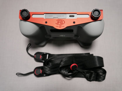 Rändelschrauben angebracht an den roten Halter mit Tragegurt