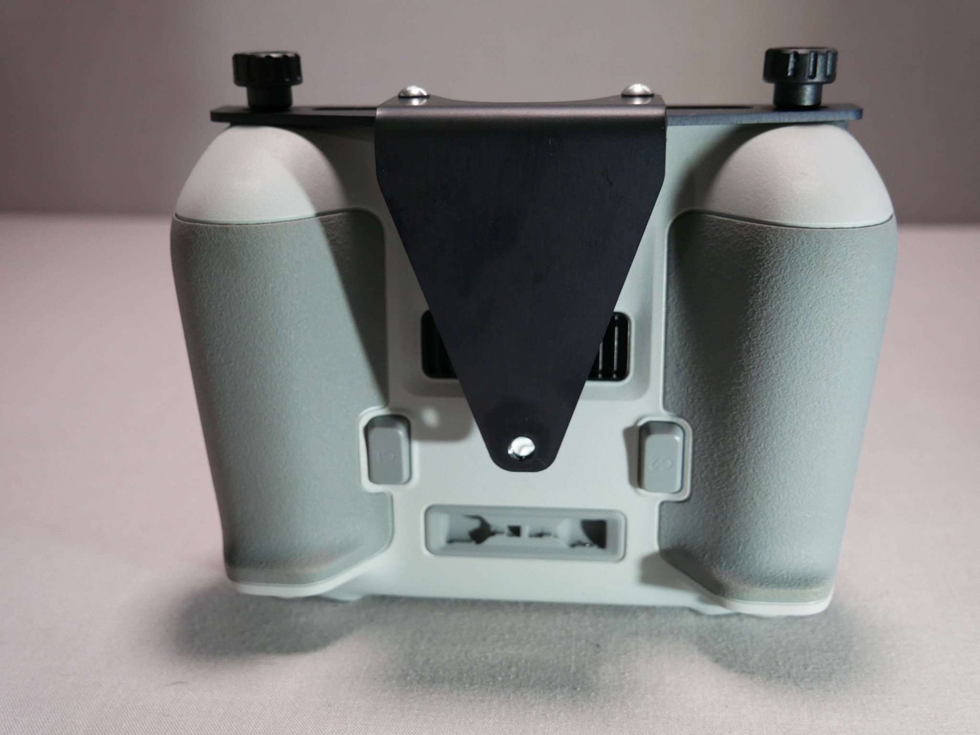 Montierter DFS-G- Stativhalter in schwarz am DJI RC Controller mit Halter für Halsgurt. Rückansicht
