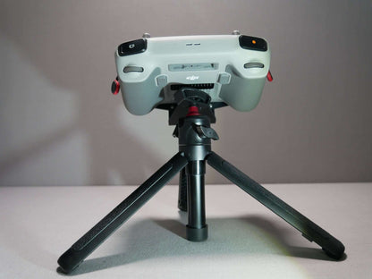 Montierter DFS-G- Stativhalter in rot am DJI RC Controller mit Halter für Halsgurt & Stativ 