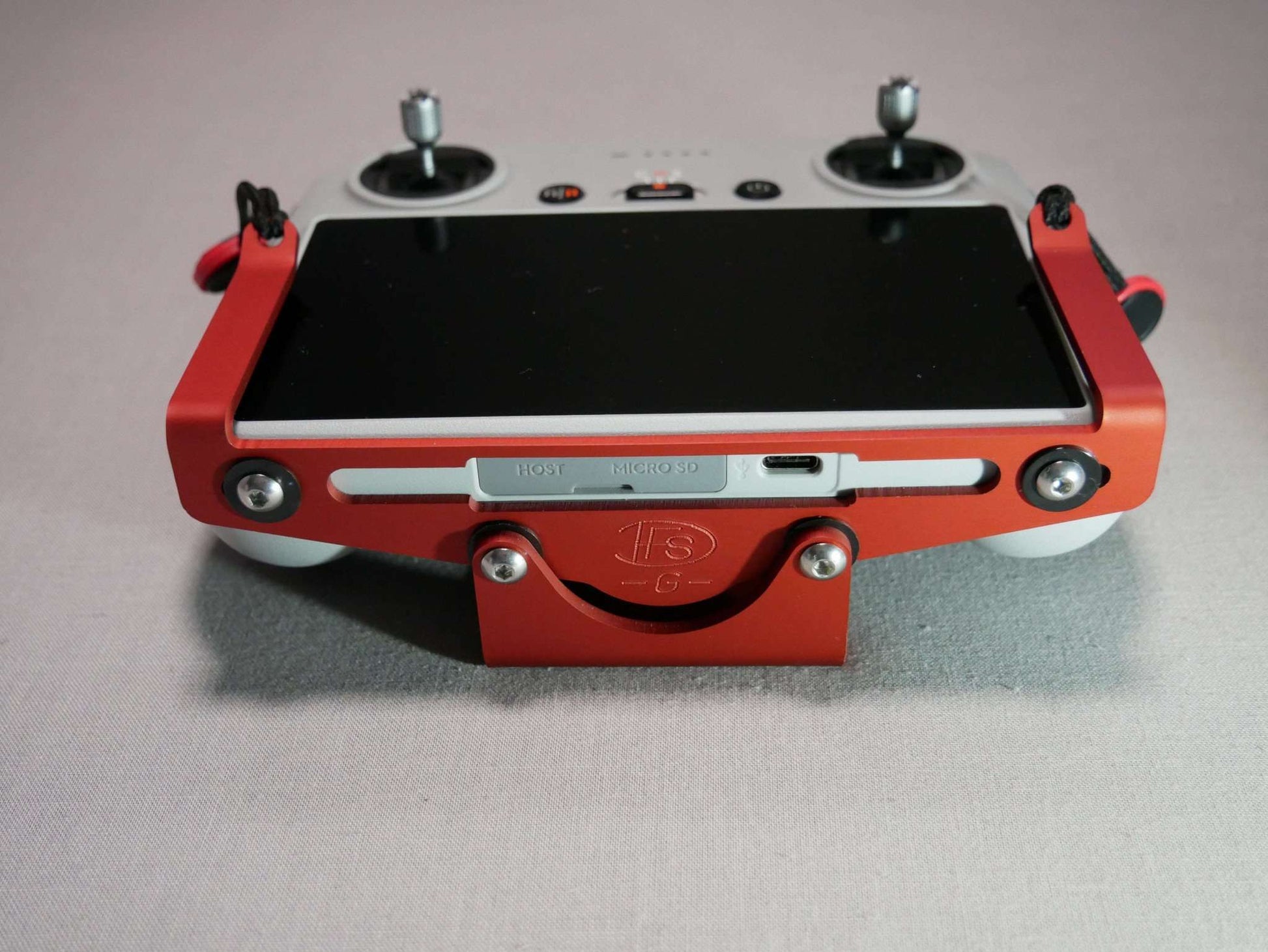 Montierter DFS-G- Stativhalter in rot mit Halter für Halsgurt am DJI RC Controller. Vorderansicht