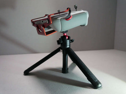 Montierter DFS-G- Stativhalter in rot am DJI RC Controller mit Halter für Halsgurt auf Stativ