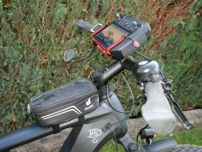 Montierter Lenkradhalter mit Stativhalter & Halter mit Halsgurt am DJI RC Pro Controller am Fahrrad