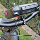 Nähere Vorderansicht Verschraubung montierter Lenkradhalter mit DJI RC Plus Controller am Fahrrad