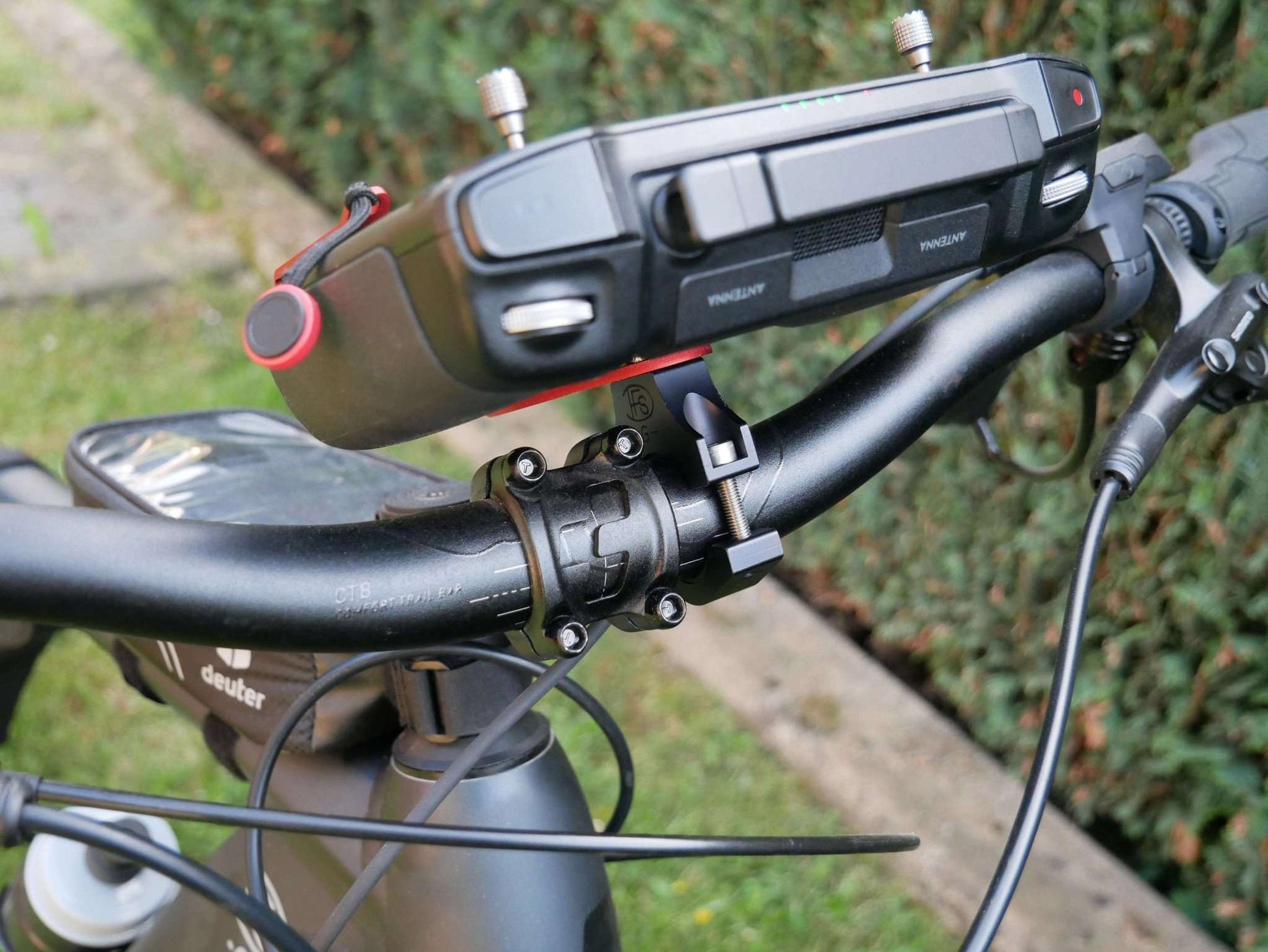 Nähere Vorderansicht Verschraubung montierter Lenkradhalter mit DJI RC Plus Controller am Fahrrad