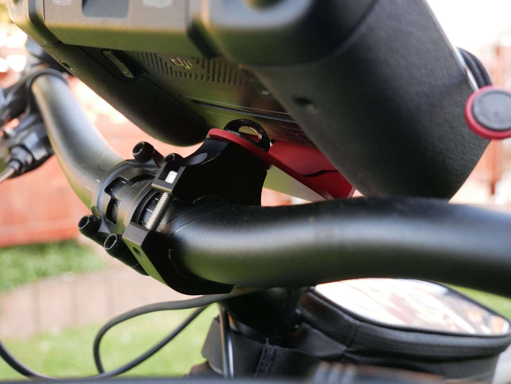 Untersicht montierter Lenkradhalter mit DJI RC Plus Controller & Stativhalter am Fahrrad