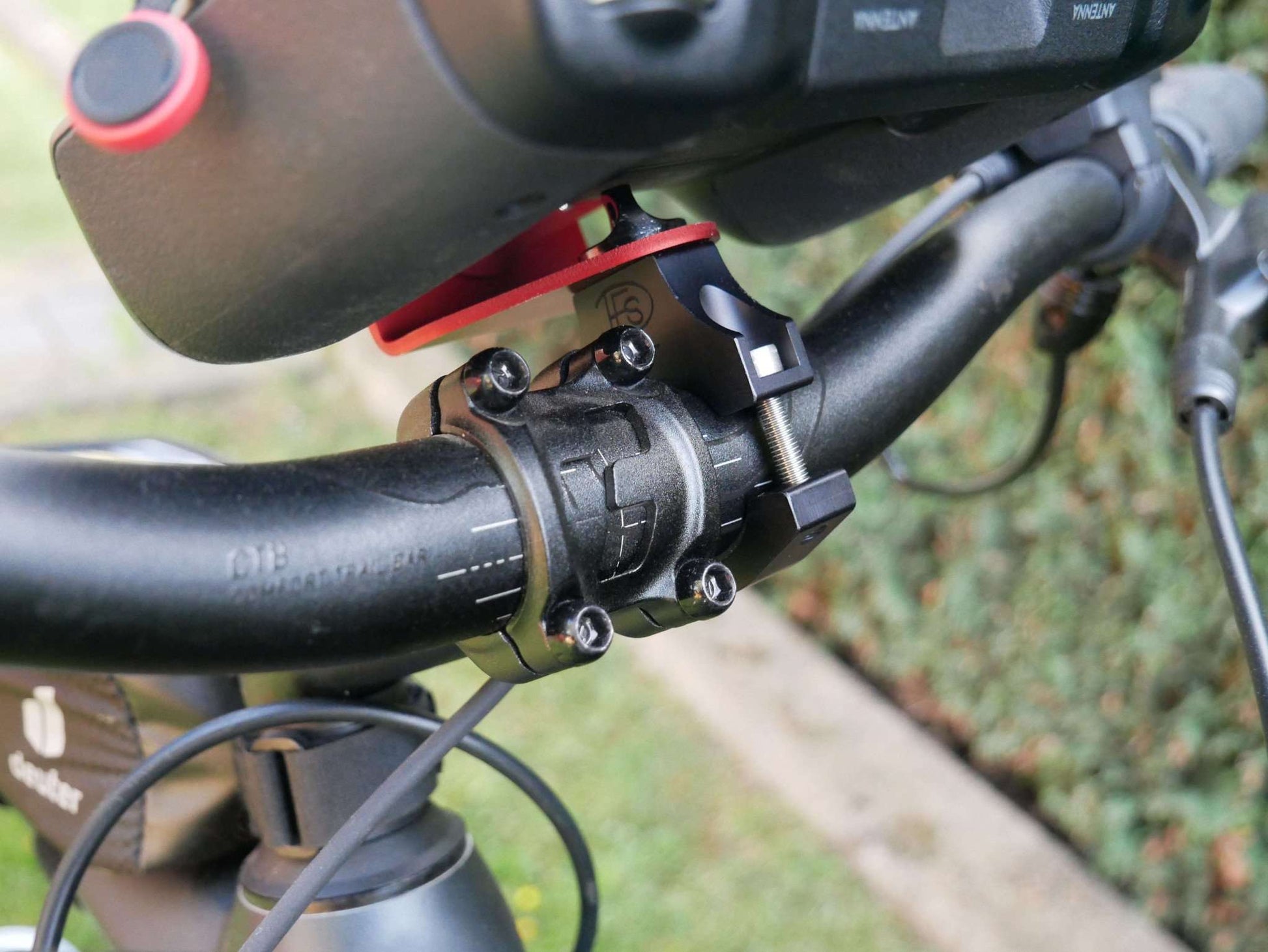 Nähere Vorderansicht montierter Lenkradhalter mit DJI RC Plus Controller & Stativhalter am Fahrrad