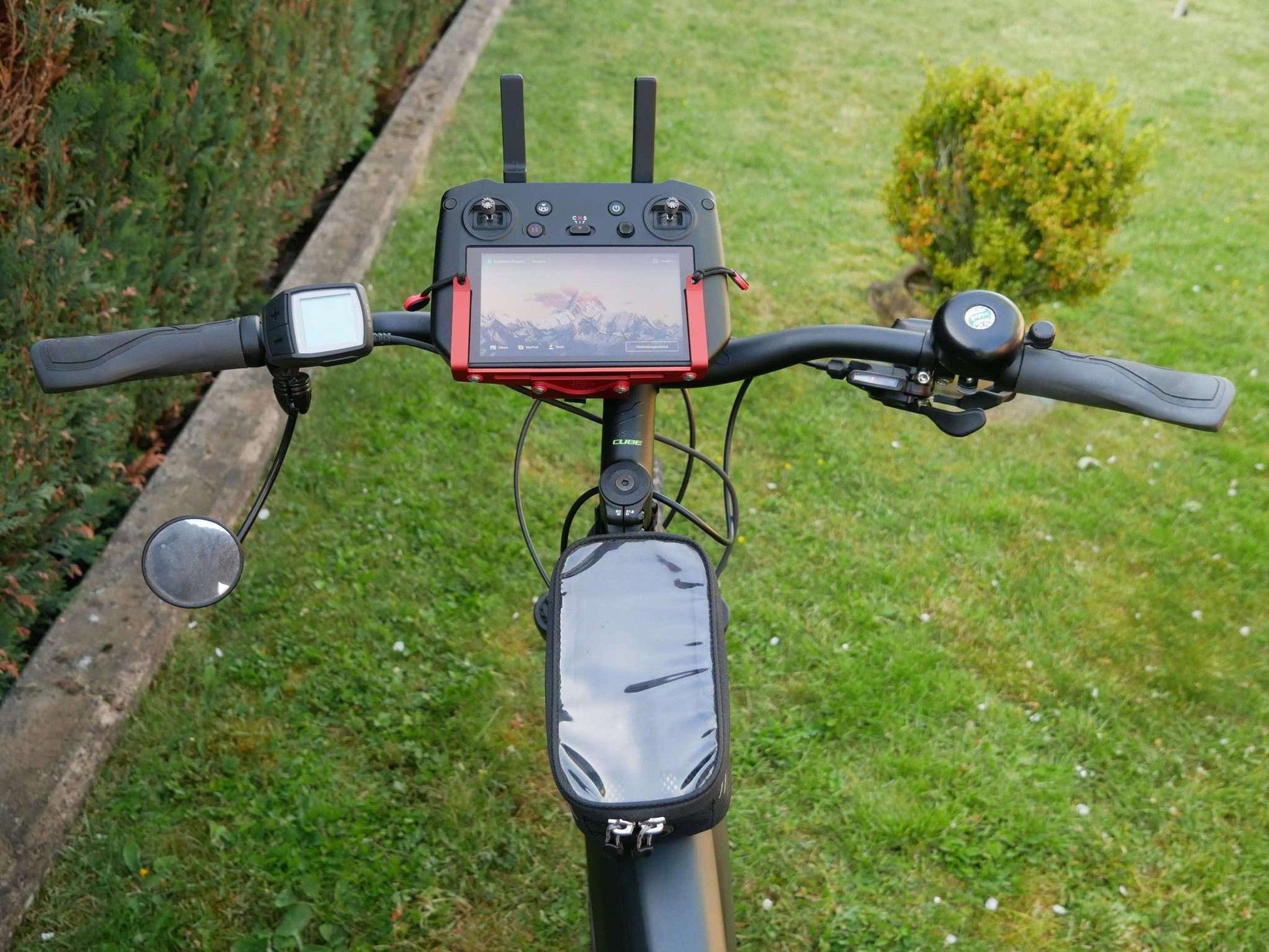 Montierter Lenkradhalter mit DJI RC Plus Controller, Stativhalter & Halter für Halsgurt am Fahrrad