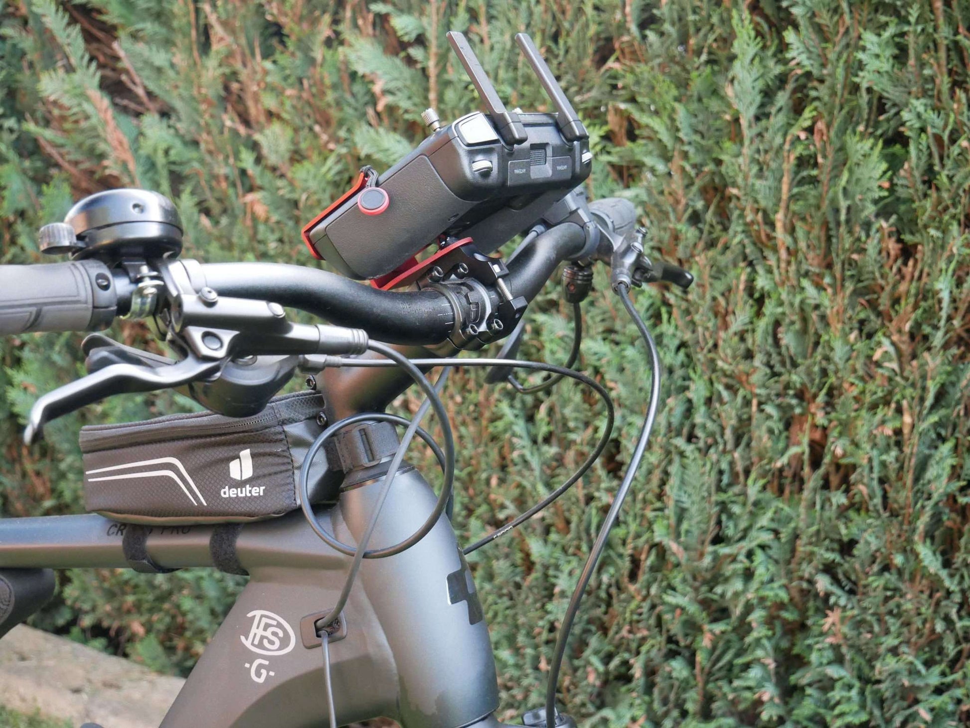 Lenkradhalter mit DJI RC Plus Controller, Stativhalter & Halter für Halsgurt am Fahrrad. Seitenansicht