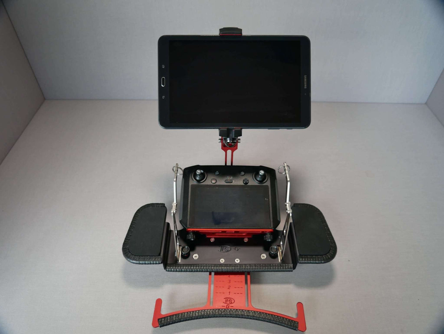 Senderpult mit DJI Smart Controller und Tablet-/Handyhalter an 10 Zoll Tablet befestigt