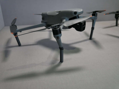 Landegestell System in grau angebracht an die DJI Air 3. Seitenansicht