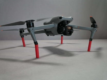 Landegestell System in rot angebracht an die DJI Air 3. Vorderansicht