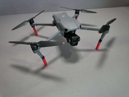 Landegestell System in rot angebracht an die DJI Air 3. Draufsicht