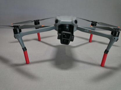 Landegestell System in rot angebracht an die DJI Air 3. Vorderansicht