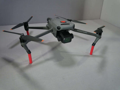 Montiertes Landegestell System in rot an der DJI Mavic 3. Vorderansicht