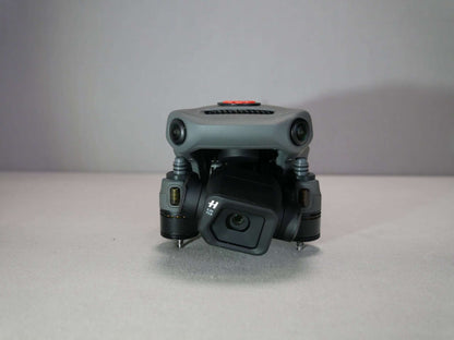 Adapter des Landegestell Systems montiert an die eingeklappte DJI Mavic 3. Vorderansicht
